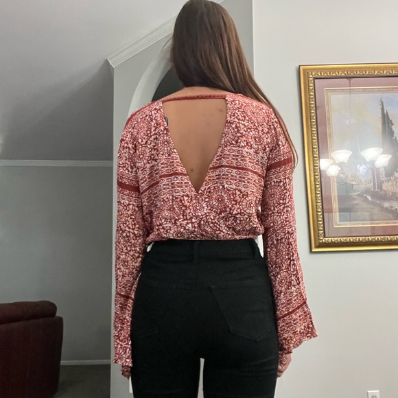 Flowy Long Sleeve Crop Top with Open Back - Picture 4 of 5